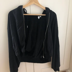 Other stories tröja  - Säljer en super fin zip up tröja från & Other stories💕 Jätte fin att ha över en tröja och man kan ha den på många sätt. Köper står för frakten 💕💕💕