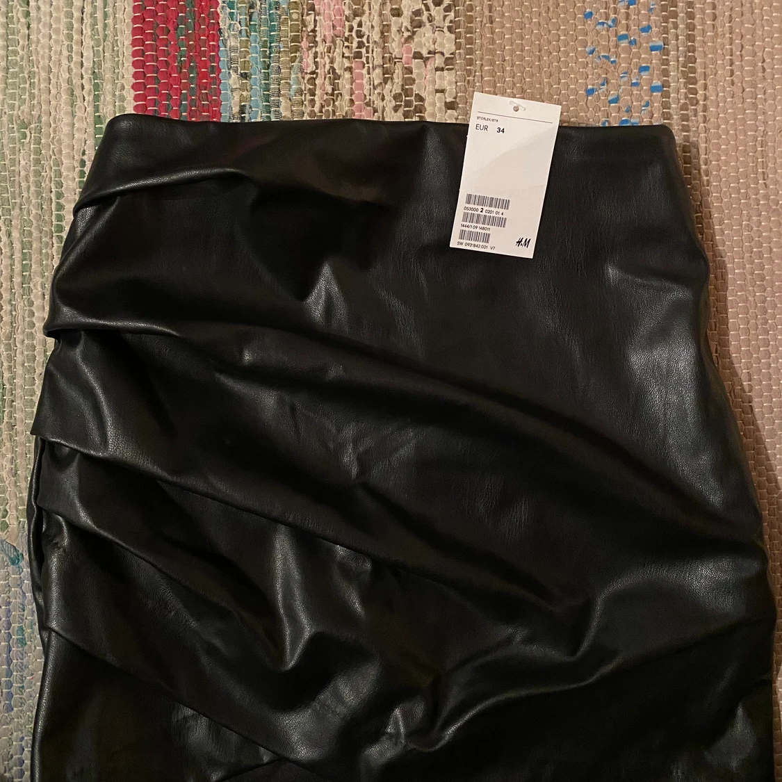 Svart skinnkjol  - 90