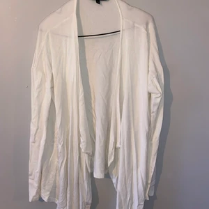 Kofta - Vit kofta som är längre i fram❤️ Storlek L men passar även S och M beroende på hur man vill att den ska sitta