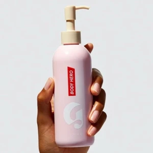 Glossier body hero daily oil wash 250ml - Säljer min helt nya Glossier hero daily oil wash 250ml. Nypris 180kr, mitt pris 100kr inklusive frakt. Lämnar kroppen ren och silkelen med en långvarig härlig doft. 