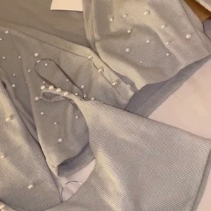 Helt Set men kan köpa separat med! - Jätte gulligt set med ett linne och en kofta, med pärlor, linnet är kort och koftan lite längre med det är kort men snyggt till högmidjade jeans, 