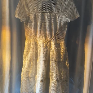 Vit klänning med mönster - Såååå fin klänning med vitt spetsmönster som jag älskar men som tyvärr är för liten för mig.