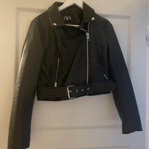 Skinnjacka från Zara - Storlek M men funkar på S oxå, sparsamt använd så i fint skick. Nypris 559kr 😀