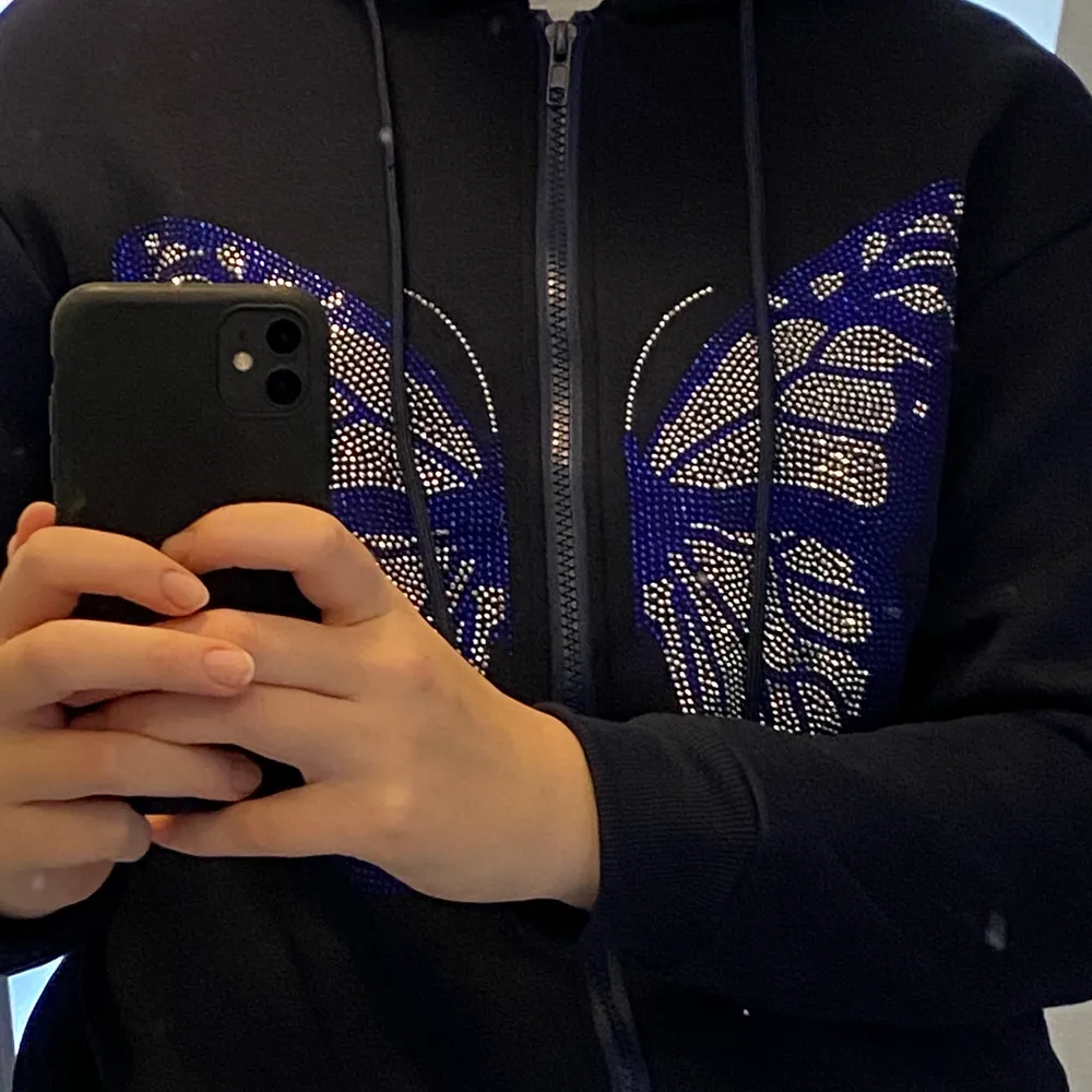 Perfekt hoodie nu till vinter💕 aldrig använd så i nyskick😌 frakt tillkommer😙. Tröjor & Koftor.