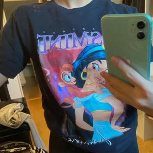 T-shirt med Disney tryck Svart - Oanvänd! Storlek: M (sitter som en XS/XXS) 📦Frakt: 48kr. Betalning sker via swish!💓