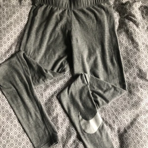 Nike byxor - Säljer dessa leggings från Nike som är i storlek xs. Fortfarnde i fint skick och väldigt lite använda.            Köparen står för frakten!(24kr)