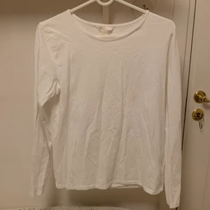 Vit långärmad tröja från H&M strl L - En helt oanvänd tunn långärmad tröja från H&M i storlek L. Betalning endast med Swish. Jag står inte för frakt eller postens slarv🥰