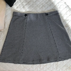 Kjol med mönster - En stretchig kjol med mönster.