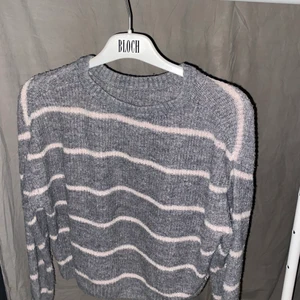 Vit grå stickad tröja! - Från hm och väldigt populär och bekväm. Ganska använde men inget som syns!💕