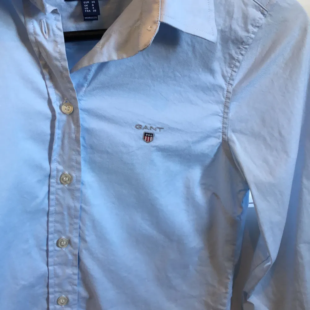 Gant oxfordskjorta i färgen light blue. I nyskick inget slitage. Använd 1 gång. Storlek 34. Ord pris 999:- mitt pris 500:-. Skjortor.