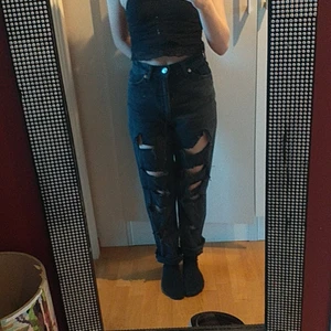 Svarta jeans - Svarta jeans från monkey.  ‏Köpt för ‎9 ‏mån sen men växt ut ur dem. ‏Lite tighta efter tvättning men ganska lösa vid benen. ‏Passar på längd men lite tight vid midjanﹰ:)❤