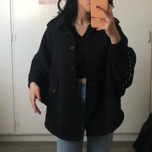 Jacka - Svart jacka från HM storlek XS (poncho modell). Bra skick! (Är 1,53m för referens)