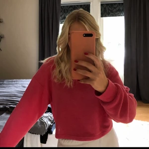 Rosa tröja - Säljer denna lite tunnare tröjan från HM. Sparsamt använd och inga synliga defekter. Färgen är inte så ”smutsig” utan med klar rosa. Frakt tillkommer som köparen står för🥰