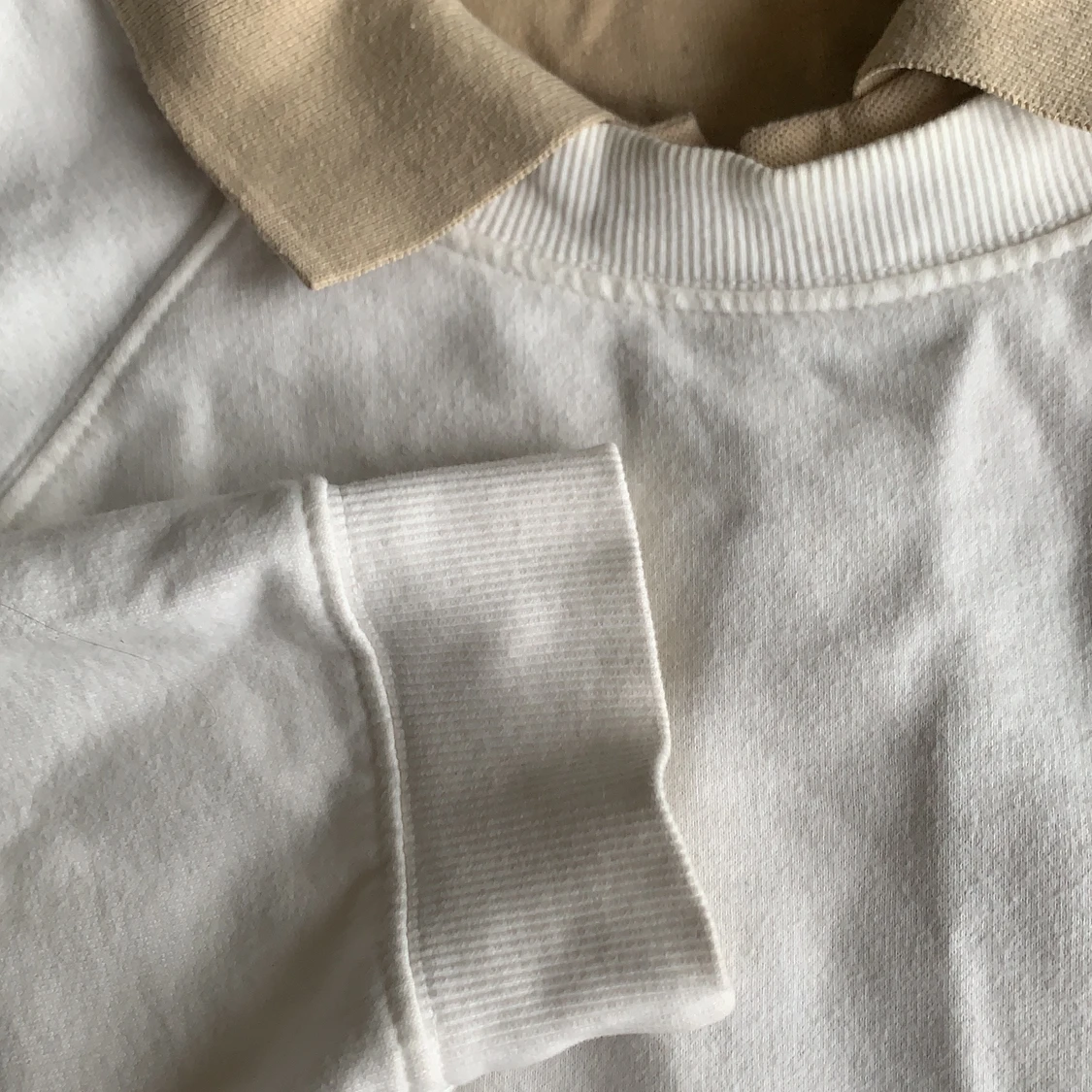 Vit tjocktröja + brun krage  - 91