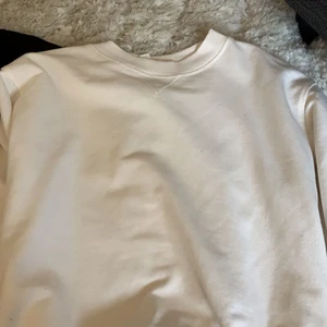 Vit sweatshirt  - Säljer denna basic sweatshirt från hm 