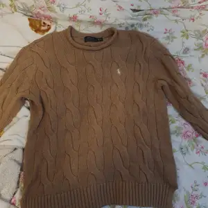 Mörkbeige/brun stickad tröja från Ralph Lauren i storlek XS. Jättefint skick, inga skavanker. Nypris är 1500 kr.