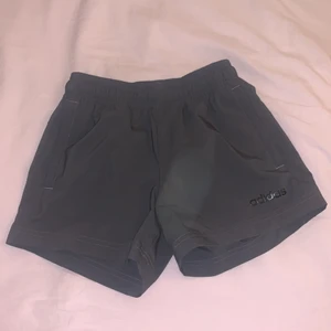 Har tyvärr blivit försmå - As snygga Tennis Adidas shorts funkar även att springa i och har två flickor💗 125kr Inklusive frakt