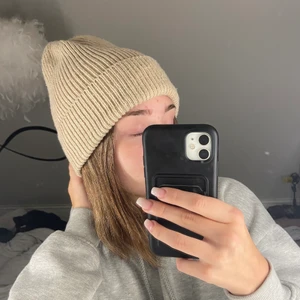 Beige mössa ifrån bikbok, one size! - Hej! Jag säljer denna fina beiga mössa ifrån bikbok. Perfekt nu till vintern!❄️ Säljer den då jag aldrig använde den förra vintern och lär inte göra det denna heller. Köpte den för 250kr. Den är helt slutsåld! ❤️