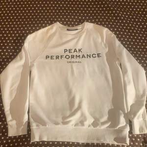 White Peak Performance Crew Neck from 2018 in 8/10 Shape used less than 20 times. Size L fits Slim XL aswell :)