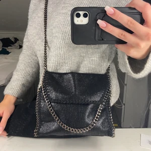 Sjukt snygg väska ifrån zalando - Hejsan! Säljer denna snygga väska ifrån zalando, använd ett par gånger men tycker absolut den hållt sig i ett mycket bra skick! Den är lite glitterskimrig med ett silvrigt kedjeband💗Ser ut som på bild. Helt slutsåld överallt!!  ❌INGET BUD LÄNGRE❌ Skriv vid intresse!