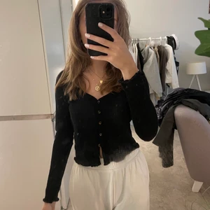 Svart topp strl XS - Virkad topp i bra skick! Säljer då jag inte haft tillfälle att använda den. Oanvänd. Du står för 50% av frakten!