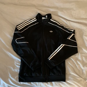 Adidas tröja  - Storlek M, bra skick. Inte köpt i Sverige.