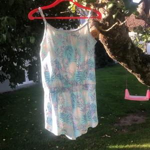 Skiny - Gullig ”one pease” aldrig använd pga fel storlek. Ä