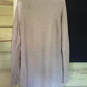 Ginatricot storlek S - Lång grå tröja/klänning. Jag tycker den är super fin men då den är lite för stor på mig så säljer jag den.