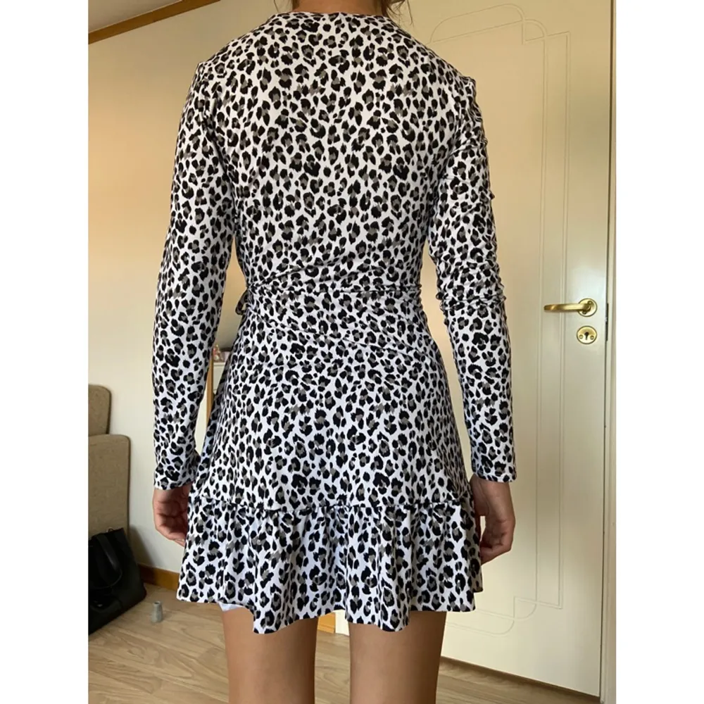 Säljer denna snygga svartvita leopardklänning. Den har aldrig använts så den är som nyköpt!. Klänningar.