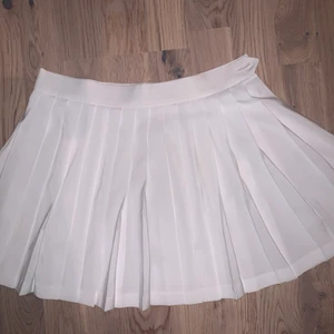 Lacoste tenniskjol  - Fint skick jättesöt kjol storlek 38 men passar även mig som är xs