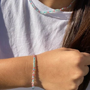 Armband/halsband i ett set - Säljer pärlarmband och halsband! Både armbanden och halsbanden har knäppe och säljs som set eller separat. Endast halsband eller armband för 30 kr och ett set för 50 kr💕