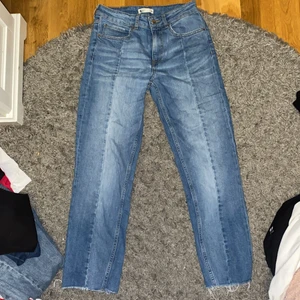 Jeans strl S - Superfina och trendiga Jeans från Gina Tricot. Som nya🥰. Storlek 36 så lite för små i midjan för mig. 65 kr. PM för mer bilder och info