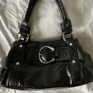 Handväska - Handväska från Next. Svart med silvriga detaljer🖤 Tre större fack var av ett stängs med dragkedja. Fint skick🖤