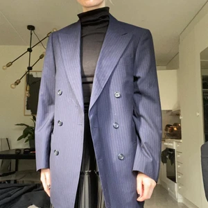 Oversized vintage kavaj  - Sjukt snygg, köpt i vintage-butik. Oversized fit på någon med storlek S-M. Toppen skick, aldrig kommit till användning hos mig tyvärr. Köpt för 500❤️ köparen står för frakten🧚🏻‍♀️