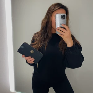 Plånbok DKNY - Använd ett fåtal gånger men får ingen användning av denna längre. Kan användas som clutch! Nypris på denna ligger på 1369kr. Buda eller köp direkt för 500kr. Det är spegeln som är smutsig på bilden inte plånboken.