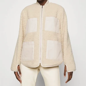 Pile jacka carin wester stl 36 - snygg pilejacka i bomber-stil i nyskick (prislappen sitter kvar)!