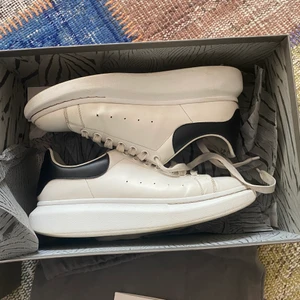 Alexander Mcqueen - Cond 7/10, storlek 42 men passar 43. Nypris 4500
