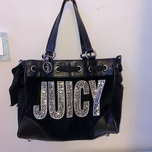 Äkta Juicy couture väska - En skit snygg Juicy couture väska i helt nyskick! Använt en gång på stan💖 alla rhinestones sitter kvar, lite skrapat på undersidan men syns nästan inte💖 kontakta för intresse eller mer info😇 31cm lång och 21cm djup 