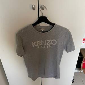 En Kenzo Paris T-shirt. Köpt på Cenino Donna i Växjö. Finns i Växjö 