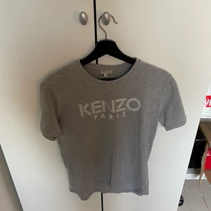 Kenzo Paris - En Kenzo Paris T-shirt. Köpt på Cenino Donna i Växjö. Finns i Växjö 