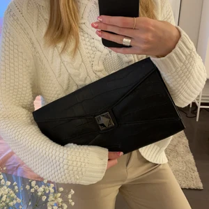 Väska - Clutch i ormskinnsimmitation från ginatricot. Kedja medföljer 💕