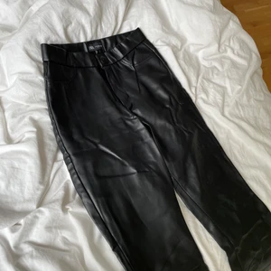 Skinnbyxor ZARA - Skinnbyxor från Zara i storlek S, lädret har lossnat liiiite i materialet vid skrevet men inget hål och i fint skick annars.