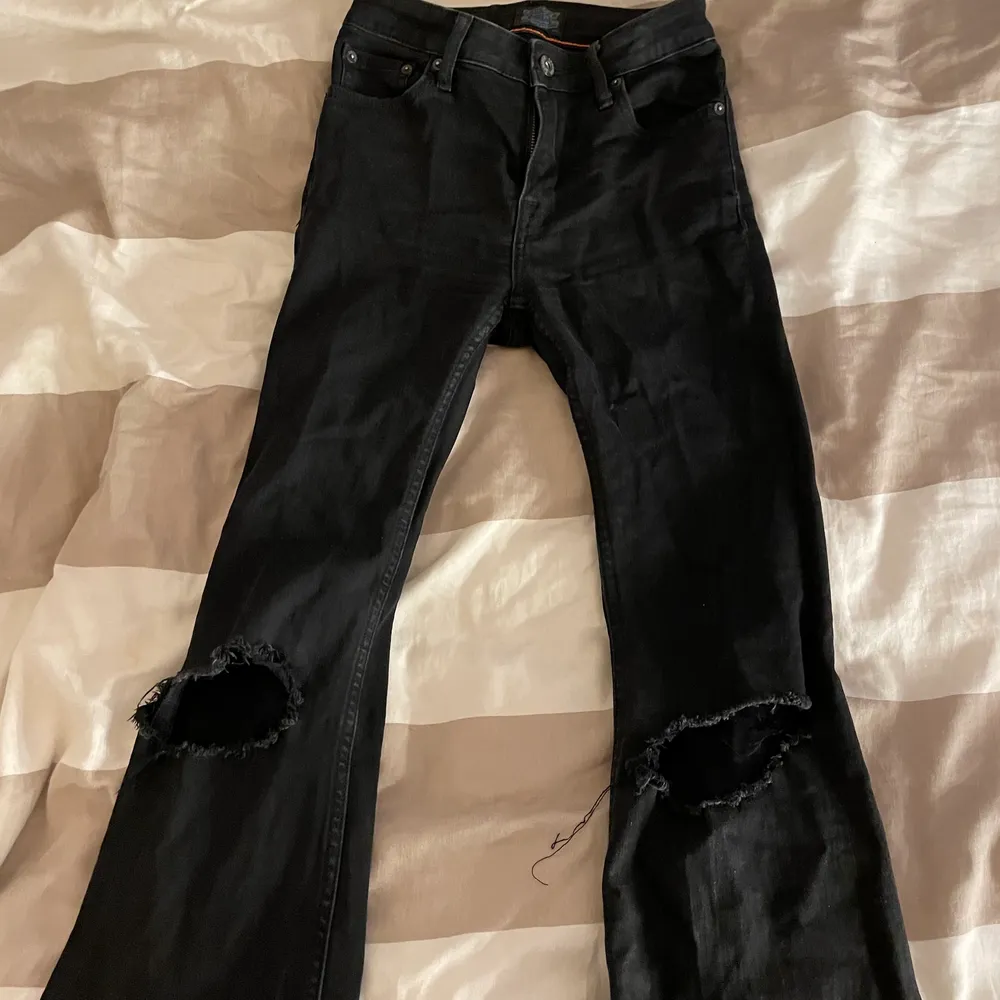 svarta bootcut jeans, försmå för mig därav säljer jag dom.. Jeans & Byxor.