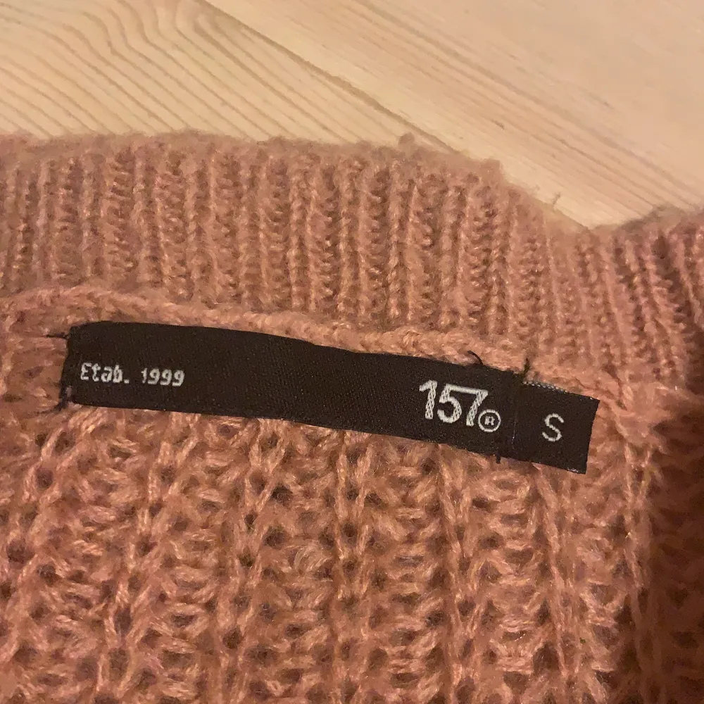 Stickad tröja från lager 157, inte använde jätte mycket. Den är rosa och är storlek s. Passar även som storlek M.💕. Stickat.