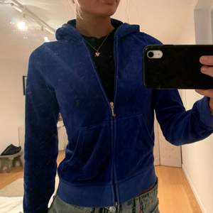 Jättefin blå kofta/zip up hoodie från juicy couture. Använd men inte sliten. Storlek XL i barnstorlek skulle säga att det motsvarar en xs/s.  