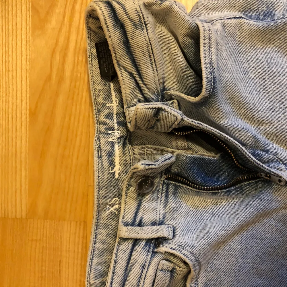 normalmidjade ljusa bootcut jeans med hål i vardera knä. använda endast en gång för de e aaaaalllldeles för långa på mig o därmed i perfekt skick. ca 81cm innerben.  kan frakta!. Jeans & Byxor.