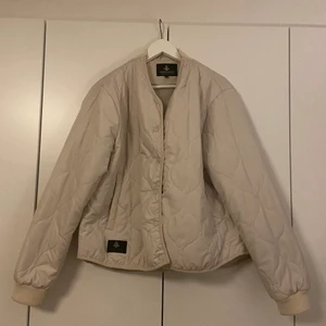 Vinet Jacka  - Super snygg och skön vinterjacka i färgen beige. Säljer pågrund av att jag har en liknande. Perfekt nu till vintern. Är i storlek XL men då jag själv är en S/M så passar den även mindre 😍❤️ 200kr, köparen står för frakten 