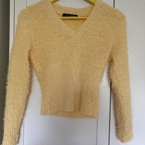 Gul tröja i storlek XS - Gul tröja i storlek XS. Kan hämtas i Stadshagen eller skickas mot en leveranskostanad. Hör av er om fler bilder önskas :) 