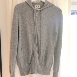 Kashmir tröja - En zip-up tröja från soft goat. Tröjan används inte längre och är i jätte bra skick! 💕