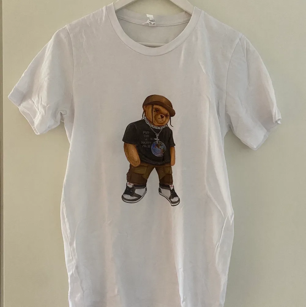 Fashion Bear tisha med björnen ”Travis Bear”. Bra skick😁😁 (smått genomskinlig). T-shirts.